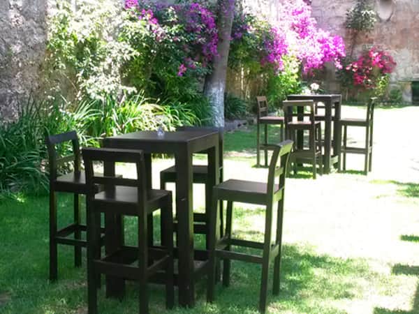 Mesa alta con bancos de madera chocolate
