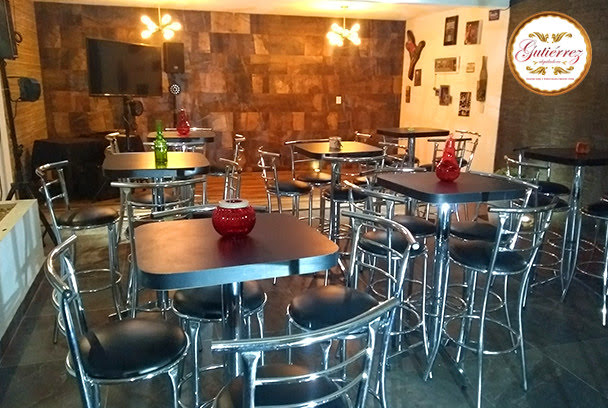 Mesa de coctel metálica